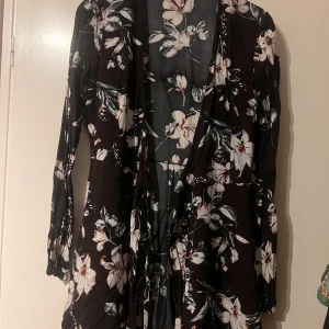 Omlottklänning - Använd en gång köpt på Nelly. 