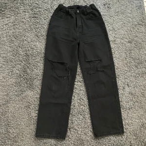 Jeans  - Jeans från shein, jag har sytt in en resår i midjan som går att sprätta bort om man inte vill ha kvar. Finns även några hål på insidan vid midjan från när jag sydde in resåren som syns på bilderna🫶🏼 