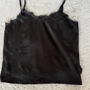 Spets linne - Säljer detta spetslinnet från shein i storlek 152 eller 11-12 år