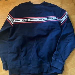 Sweatshirt - Sweatshirt från Tommy Hilfiger. Oversize. Nyskick. Skriv vid fler bilder eller intresse 💙 