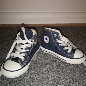 Converse all star barn 23 - Superfina barn Converse, storlek 23 finns på flera sidor 