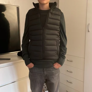 Svart väst - Tja, jag säljer min svarta väst från mango eftersom den är för liten för mig.  Den passar perfekt till hösten.  Personen på bilden är 167 cm lång. Hör av er vid frågor!🫡