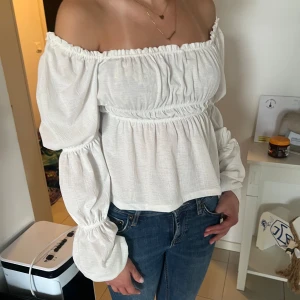 Gina Tricot blus - En väldigt fin blus som du kan välja att ha off-shoulder eller ej🥰använd 2 ggr