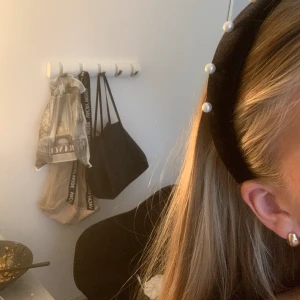 Svart diadem med pärlor - Diadem med pärlor på🖤 Vet ej vilket märke från men har ej kommit till användning🤗 Är i bra skick