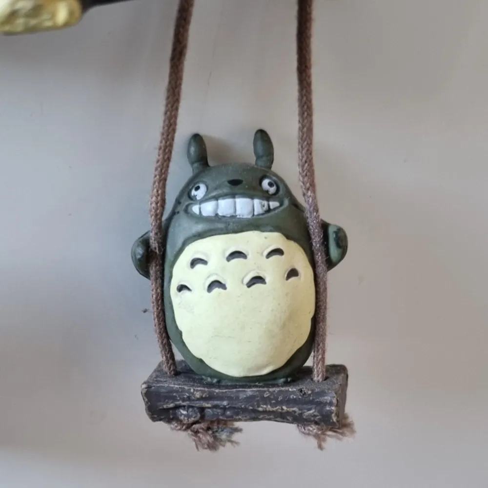 Ett set med kylskåpsmagneter i olika storlekar (se bild) från Ghibli Studios, motiv med bland annat Totoro, Kickis expressbud, Spiritied Away - fint skick! Se bilder för mer info samt närbilder. Nyskick!. Övrigt.