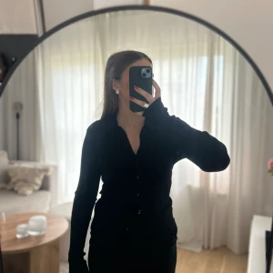 Topp - Ribbad topp med knappar från H&M  Aldirg använd ✨