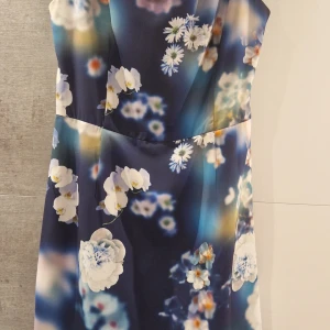 Blommig klänning - En snygg blommig kläning