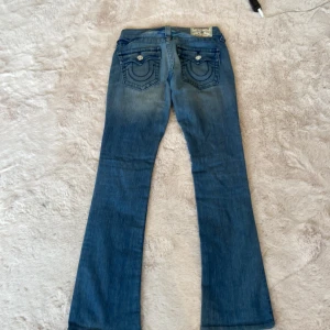 True Religion jeans - Säljer bootcut, low waist jeans från true religion. Storlek 23, inga defekter. Midjemåttet = 36 Innerbenslängden =75  ❗️Tryck ej på köp nu utan skriv först ❗️ Kan även tänka mig att byte mot ett par andra