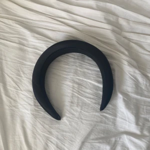 Svart diadem - Är i topp skick, inga defekter alls. Kontakta mig privat vid intresse eller frågor 💓💓