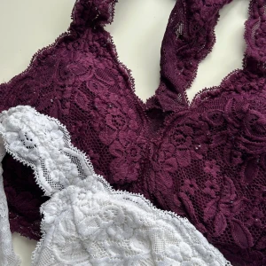 2 braletter - Passar XS mer, defekterna är noppriga och lite fläckar på den vita braletten. 