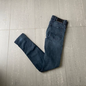 Replay Jeans  - Säljer nu dessa mörkblå/svarta replay jeans, skriv för fler bilder/frågor🙌🏼