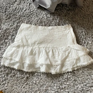 Kjol zara - Säljer denna populära slutsålda volangkjolen från zara! På sidan av kjolen har jag behövt sy ihop den då den fick ett litet hål men inget som syns, storlek m men passar mig som har s