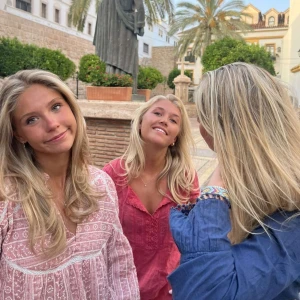 Zara blus  - Världens sötaste rosa blus från zara! Helt slutsåld 💞💞👙🪭🍓de finns enstaka små lösa trådar! Kan skicka bild privat💞