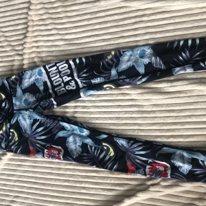 Mönstrade träningsbyxor - Jag säljer ett par träningsvyxor från sportshoppen! I storlek xs, och byxorna är i ett ändå bra skick för att ha varit använda rätt så många gånger.