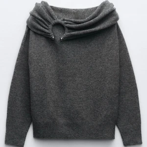 Zara tröja - Använt tröjan 2 gånger och säljer då den inte kommer till användning. Den är slutsåld i butik och hemsida och är i väldigt bra skick.