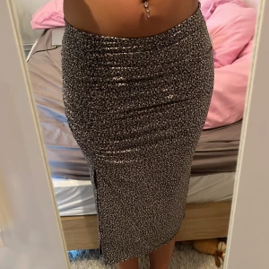 Kjol - Säljer denna fina kjolen ifrån h&m som är använd en gång och är i nyskick. Den är i storlek s och har små fina blommor på sig. Den har en liten slits på sidan