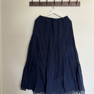 Lång kjol - Långkjol perfekt till en snygg outfit. Använt fåtal gånger och bra skick