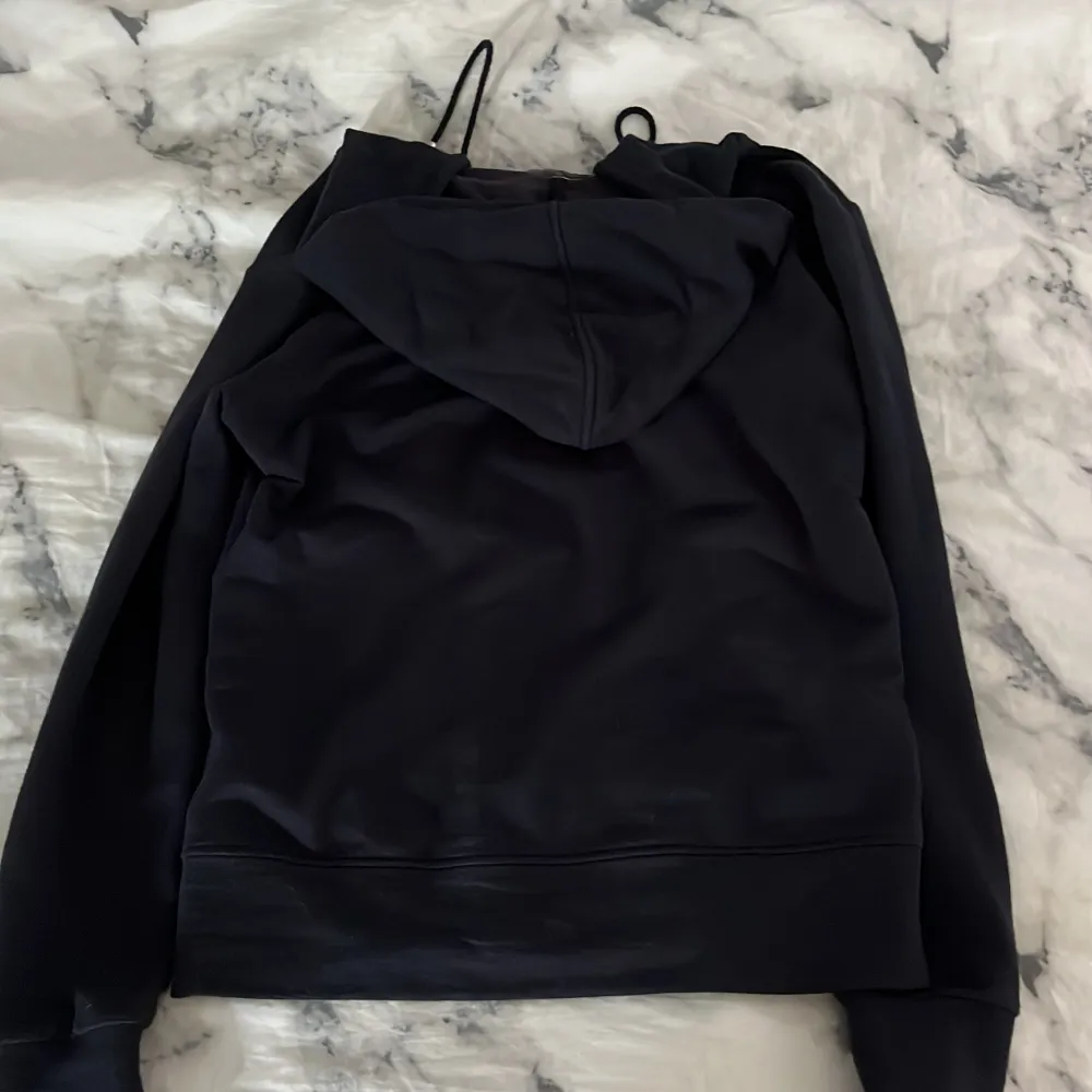 Säljer en marinblå hoodie från Henri Lloyd i storlek xs. Den är i bra skick bara lite nopprig i matrialet. Säljer då den bara hänger i garderoben och tar plats 💙. Neuletakit & Villapaidat.