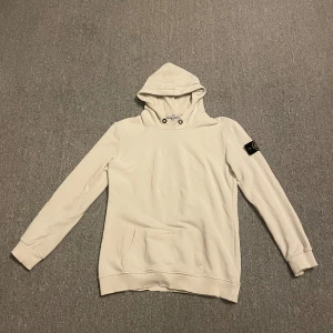 Stone Island hoodie - Säljer min stone island hoodie, Bra skick. Strl xxl men den är liten i storleken då den passar honom som vanligtvis har M /S.   Nypris ca 3000kr