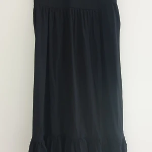 Klänning - Långklänning med volang. Aldrig använd.