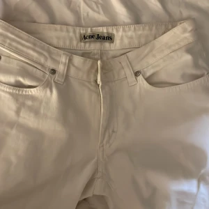 Lågmidjande jeans - Lågmidjande jeans från acne som jag aldrig användt. De är försmå för mig. 