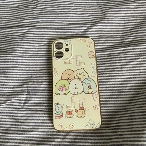 Mobilskal - Ett mobilskal för iPhone 12 mini med Summiko Gurashi-tema. Köpt på Kawaii.se för 200 kr. Köparen står för frakten! ⭐️ 