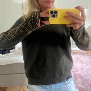 Grön stickad tröja  - Super fin grön stickad tröja från LK Bennet i ull och kaschmir. Cool med stenar på ärmarna💚