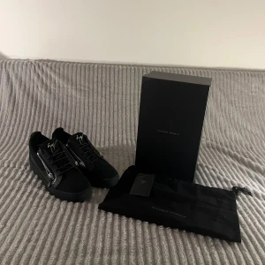 Guiseppe zanottti - Riktigt feta Guiseppe zanottti skor i storlek 45!|| Helt oanvända, endast testade|| Skick 10/10!|| Allt OG, box, dustbags, kvitto!|| Hör av dig vid minsta lilla frågan eller fundering!🤩🤩