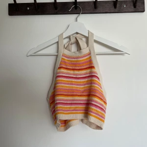 Linne - Ett mycket färgglatt linne i glada färger. Använt fåtal gånger, i stickat material. Bra skick