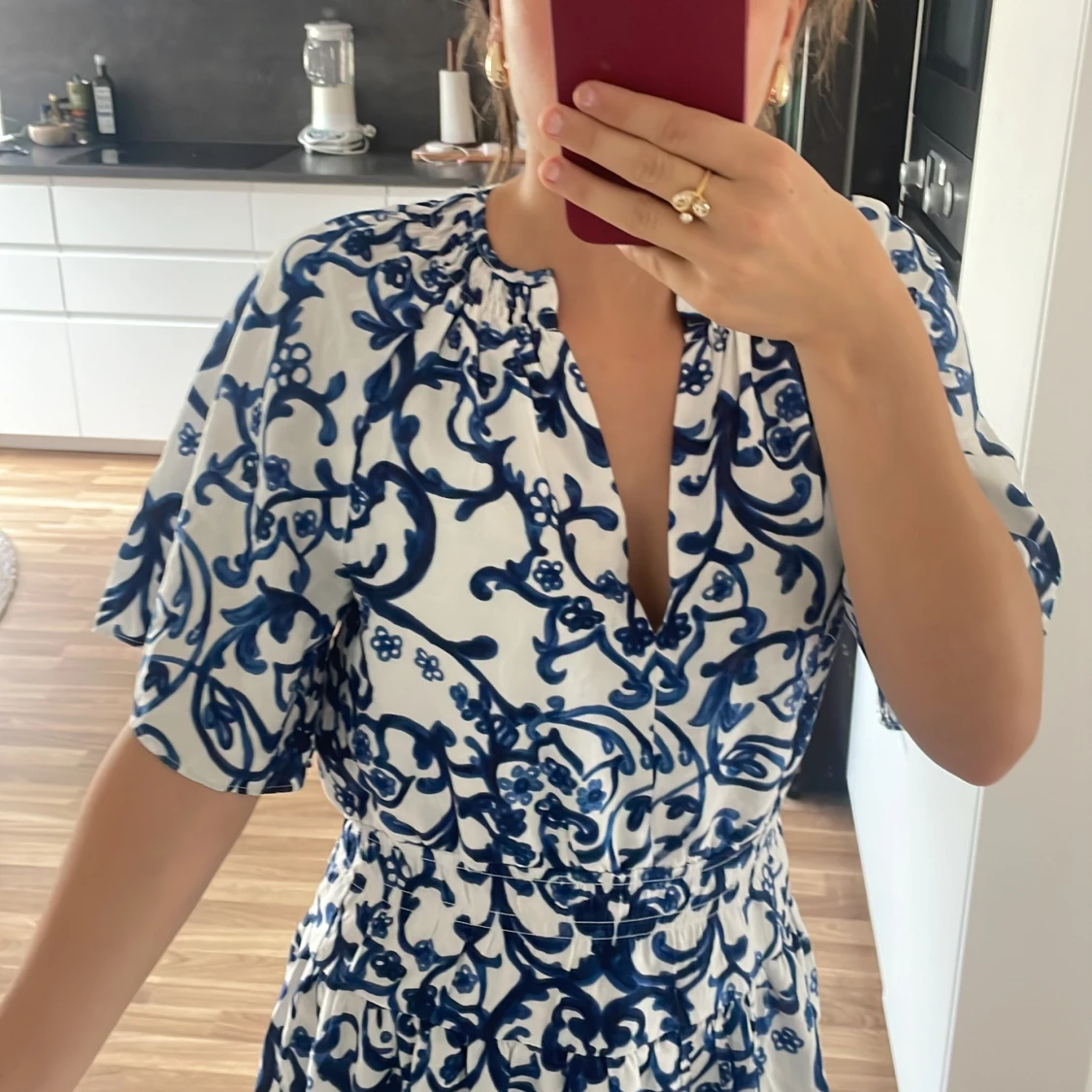 Vit och blå kortklänning med blommigt mönster