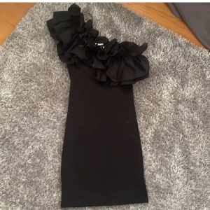 Klänning - Klänning från Zara, använd 1 gång!🥰