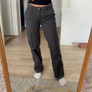 Cargobyxor Ginatricot - Ett par gråa cargobyxor i storlek 34. Använda fåtal gånger så ser näst intill nya ut.   
