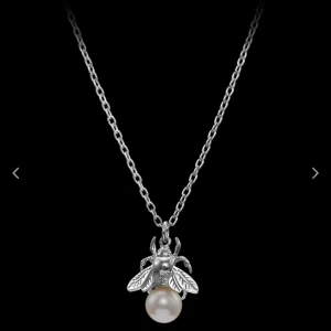 Maria Nilsdotter halsband silver  - Hej, säljer ett oanvänt Maria Nilsdotter halsband i silver. Asken kommer med vid köpet.  Inköps pris: 2500kr