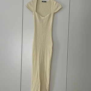 Midiklänning från Ginatricot  - Klänning som är använd en gång för ett speciellt tillfälle där temat var gult. Superfin klänning med fin skurning framtill, man kan dock ha bh trots skurningen. Stretchig i materialet så formas efter kroppen 