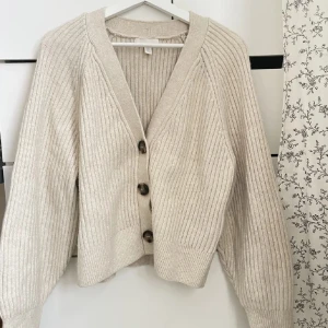 Söt kofta - Jätte söt kofta ifrån H&M som tyvärr inte kommer till någon andvänding!!😇 Storlek M men sitter som en S!