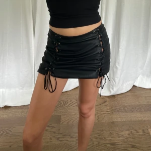 Skinnkjol - Svart skinnkjol från Forever 21. Midjemått: 76 cm, stretch. Längd: 37 cm. Dragkedja i bak 🖤