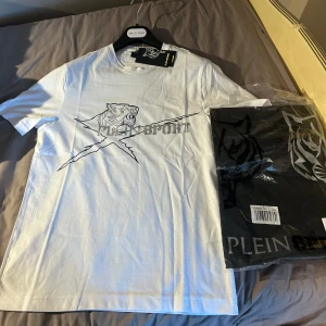 Plain Sport T-shirt (HELT NY) +kvitto - Den är helt ny och är alldrig använd har kvitto och bevis på att den är äckta.🔥  Storlek:S passar  M bra (Jag är M och tycker den sitter bra)🧍‍♂️ Ny pris:1700-1800kr💸 Kom dm för information och fråger om  t-shirten💫