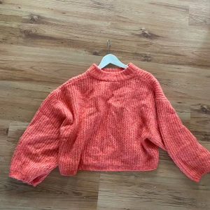 Stickad tjocktröja till hösten - Röd tjocktröja perfekt till hösten.  Från Gina  Stl L men passar absolut S och M också