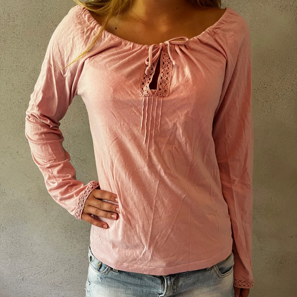 Rosa långärmad topp med spetsdetaljer - 90