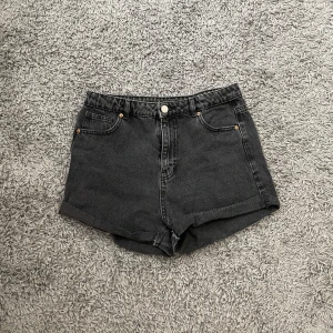 Jeansshorts  - Jeansshorts från NewYorker, sparsamt använda. Står L på lappen men skulle säga att de är något mindre i storleken🫶🏼