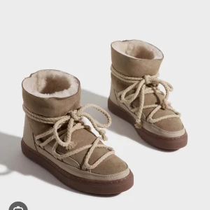Inuikii Nya - Passa på! Slutsålda på de flesta ställen! Säljer ett par helt nya Inuikiis i färgen beige. Endast provade. Säljer då tiden för retur gått ut. Storlek 39. Jag köpte för 2999kr, säljer för 2600kr. SÄNKT PRIS TILL 2500kr 