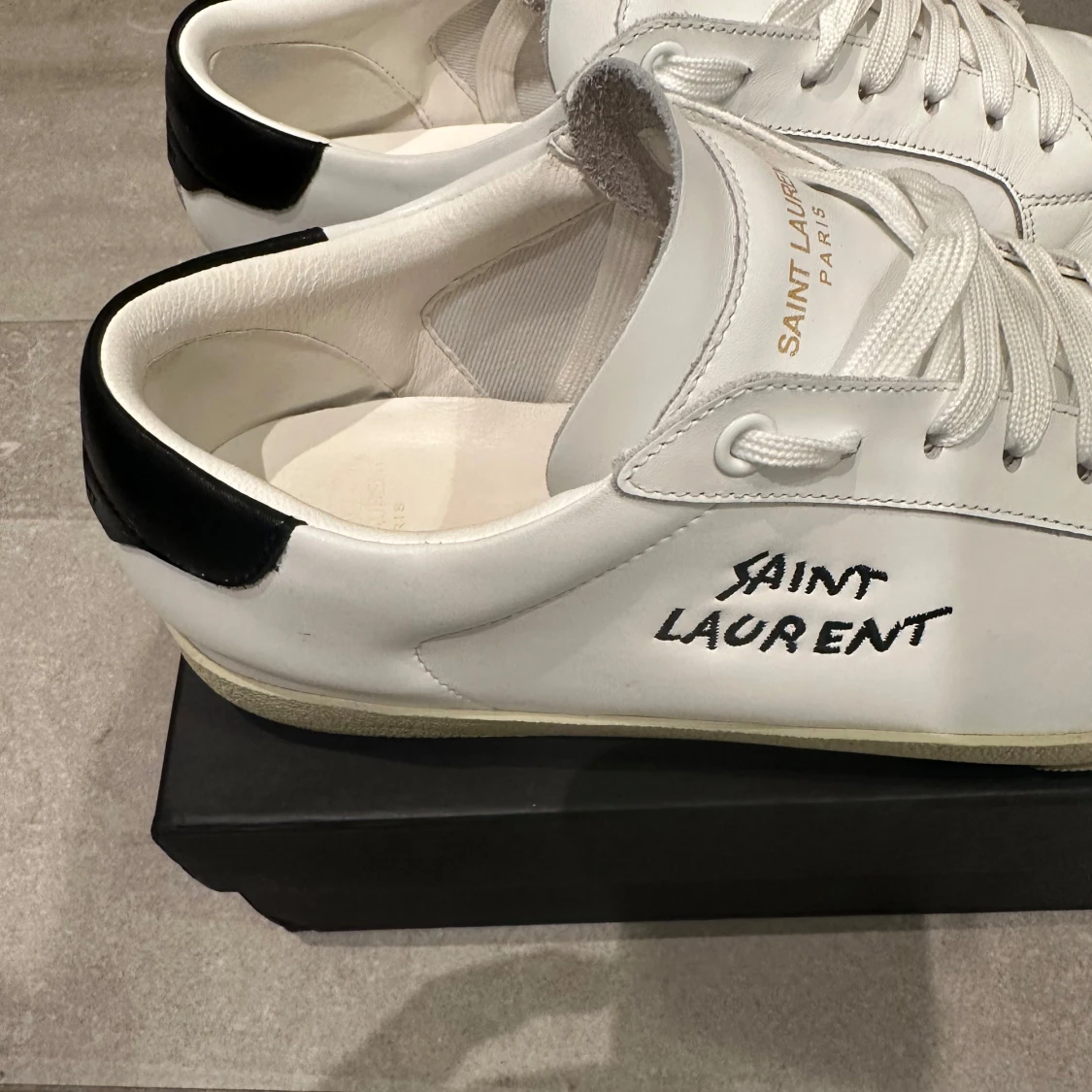 Vita sneakers från Saint Laurent - 90