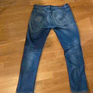Dondup jeans  - Säljer ett par dondup med slitningar på framsidan och bakfickan. För de var för stora för mig, de sitter riktigt bra och är bra att ha till vinternn. Det är 35 men sitter som 33. Priset går att diskutera och skriv gärna vid minsta fundering!