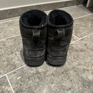 Uggs  - Säljer dessa svarta uggs i st 38. De är försmå för mig därav har det formats utifrån det. De har lite fläckar också🥰