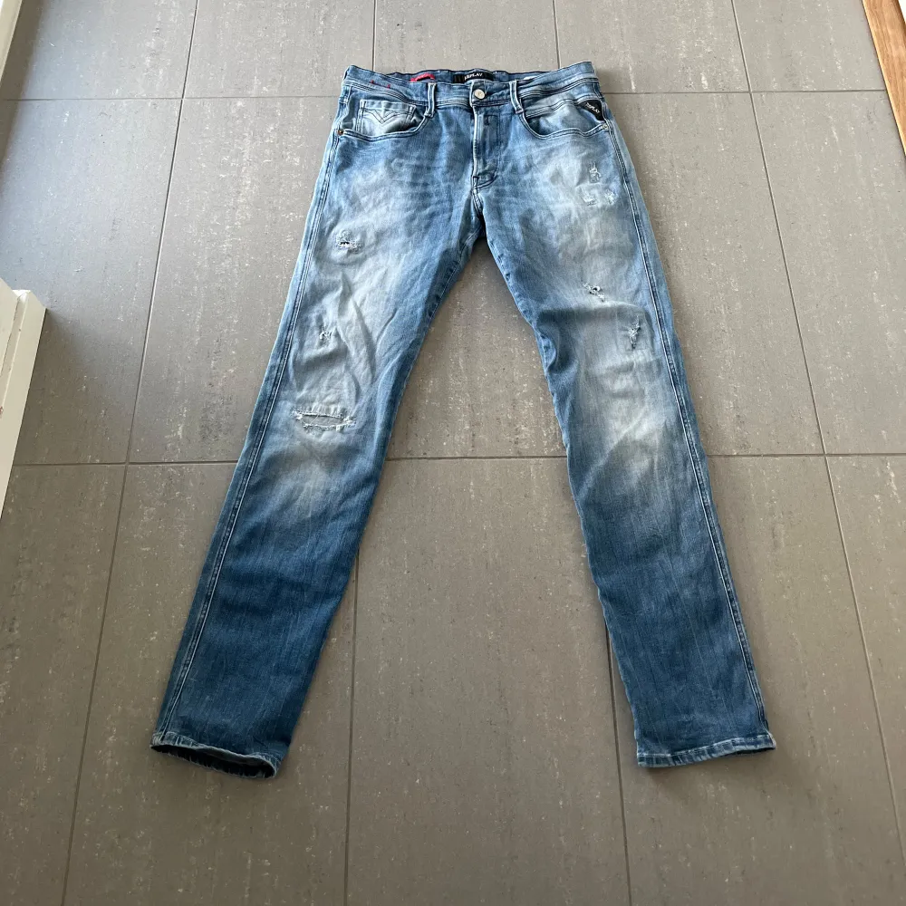 Säljer nu dessa Replay Anbass hyperflex jeans, slitningarna är populär design, skriv för fler bilder/frågor🙌🏼. Jeans & Byxor.