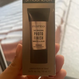 Smashbox Photo Finish Primer - Säljer en Smashbox Photo Finish Primer, perfekt för att skapa en jämn och slät bas. Denna primer är känd för sin förmåga att sudda ut ojämnheter och ge en långvarig finish. Kommer i en smidig tub på 10 ml.