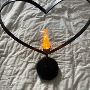 Batteridriven hjärtformad lampa - Nyskick. Drivs av batteri se sista bilden 