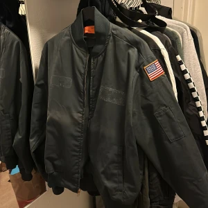 Bomberjacka - Vintage bomberjacka. Perfekt till Top Gun-utklädnad eller dylikt. Strl. L, sitter som M. 