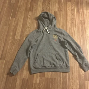 Morris hoodie -  Grå Morris huvtröja i supersick 