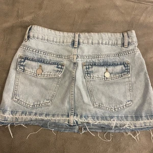 Lågmidjad jeanskjol - Säljer denna superfina lågmidjade jeanskjol från pull and beer. I storlek S, min absoluta favorit kjol som tyvärr inte passar längre!!💕💕